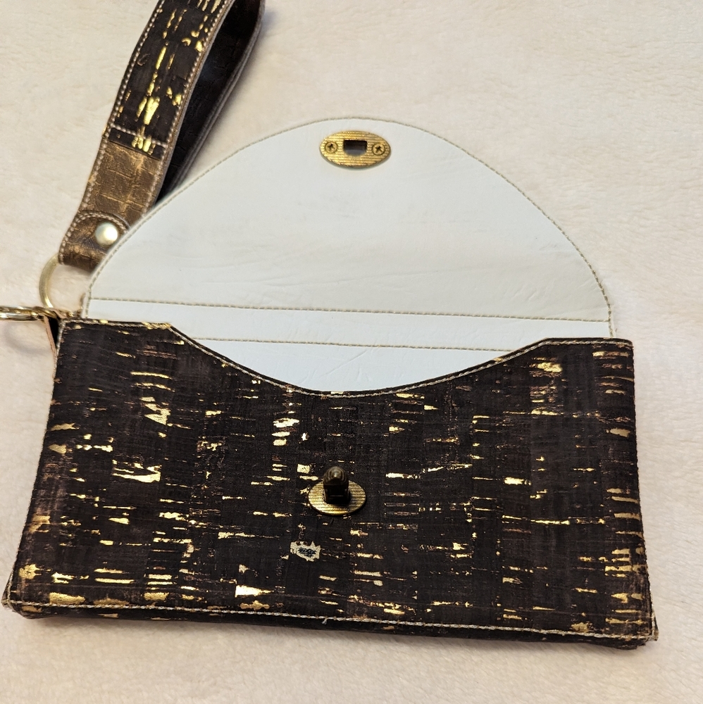 Unbranded Cork Wristlet or clutch with a Brass Bee closure. - Picture 4 of 6